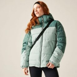 Kurtka damska zimowa ocieplana Aldthorn. Czarne kurtki sportowe damskie Regatta, na zimę, bez wzorów, z materiału, bez ramiączek, z kapturem, trekkingowe. Za 143.99 zł.