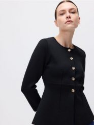 Sweter z ozdobnymi guzikami - czarny. Czarne swetry nierozpinane damskie Reserved, l, bez wzorów, z dzianiny, bez kołnierzyka, bez ramiączek. Za 139.99 zł.