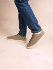Zamszowe trampki TBS. Brązowe trampki męskie TBS, bez wzorów, z mikrofibry, casualowe, bez zapięcia. Za 494.00 zł.
