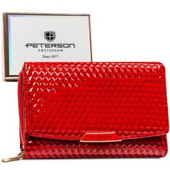 Czerwony, poziomy portfel damski ze skóry ekologicznej zamykany suwakiem i zatrzaskiem PTN 001-CUB Peterson. Czerwone portfele damskie Peterson, z lakierowanej skóry. Za 69.99 zł.