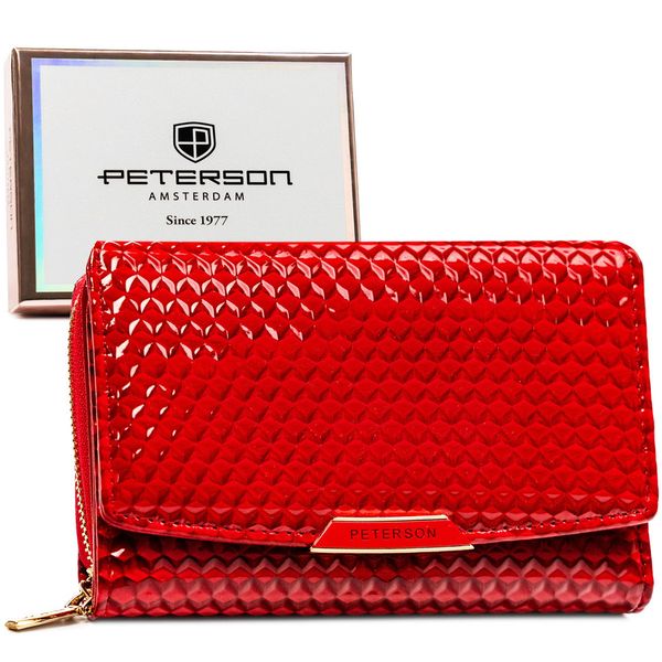 Czerwony, poziomy portfel damski ze skóry ekologicznej zamykany suwakiem i zatrzaskiem PTN 001-CUB Peterson. Czerwone portfele damskie Peterson, z lakierowanej skóry. Za 66.99 zł.