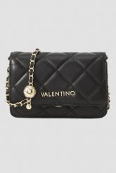 VALENTINO Czarna torebka damska Ocarina Flap Bag. Czarne listonoszki damskie Valentino by Mario Valentino, bez wzorów, ze skóry ekologicznej, bez dodatków. W wyprzedaży za 539.99 zł.