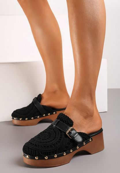 Czarne Ażurowe Klapki Chodaki z Nitami na Słupku i Platformie Rivatea. Czarne klapki damskie Born2be, na lato, w ażurowe wzory, bez obcasa, na płaskiej podeszwie, bez zapięcia. Za 119.99 zł.