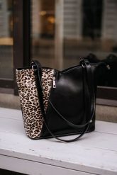 Shopperka skórzana DAN-A 706 czarna + j.pantera. Czarne shopperki damskie DAN-A, bez wzorów, ze skóry, bez dodatków. Za 379.99 zł.