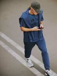 4F Spodnie dresowe joggery męskie - granatowe L. Niebieskie spodnie materiałowe męskie 4F, l, bez wzorów, z dresówki, trekkingowe. Za 179.99 zł.