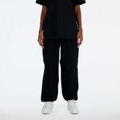 Spodnie damskie New Balance WP41513BK – czarne. Czarne spodnie dresowe damskie New Balance, bez wzorów, z bawełny, klasyczne, z podwyższonym stanem. Za 379.99 zł.