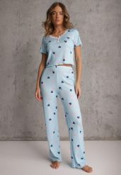 Niebieski Elastyczny Komplet Piżamowy w Serduszka Spodnie i Top Isle. Niebieskie piżamy damskie Renee, bez wzorów, z materiału, bez ramiączek. Za 79.99 zł.