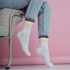 Białe skarpetki damskie dwa paski 1235 yl. Białe skarpetki damskie Milena, bez wzorów, z bawełny. Za 16.90 zł.