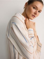 Koszula z wiskozy - kremowy. Białe koszule damskie Reserved, l, bez wzorów, z tkaniny, klasyczne, bez kołnierzyka, bez ramiączek. W wyprzedaży za 69.99 zł.