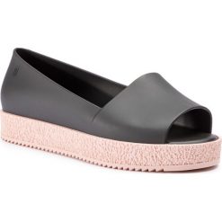 Półbuty MELISSA - Puzzle Ad 31882 Black/Pink 51421. Czarne półbuty damskie Melissa, bez wzorów, z tworzywa sztucznego, bez obcasa, na płaskiej podeszwie, bez zapięcia. W wyprzedaży za 199.00 zł.