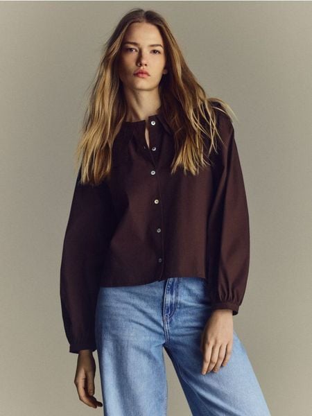 Koszula z ozdobnym kołnierzem - ciemnobrązowy. Brązowe koszule damskie Reserved, l, bez wzorów, z bawełny, bez kołnierzyka, bez ramiączek. Za 139.99 zł.