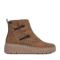Botki Rieker. Brązowe botki damskie Rieker, bez wzorów, bez obcasa, na koturnie, bez zapięcia. Za 399.99 zł.
