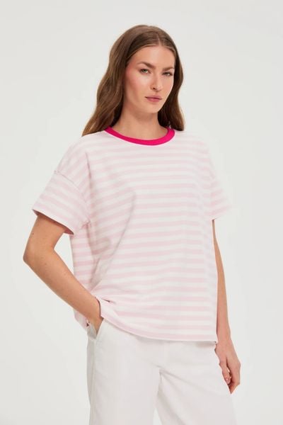 Bluza oversize w paski różowa. Czerwone bluzy damskie MOODO, l, bez wzorów, z bawełny, bez ramiączek, bez kaptura. W wyprzedaży za 59.99 zł.