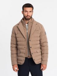 Pikowana męska kurtka o kroju marynarki – beżowa V5 - Rozmiar: S. Brązowe kurtki męskie Ombre Clothing, m, z aplikacjami, z gumy, eleganckie, bez kaptura. W wyprzedaży za 239.99 zł.