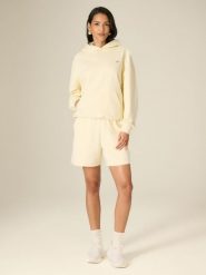 4F Spodenki dresowe damskie - żółte M. Żółte szorty damskie 4F, bez wzorów, z dresówki, z podwyższonym stanem. Za 79.99 zł.