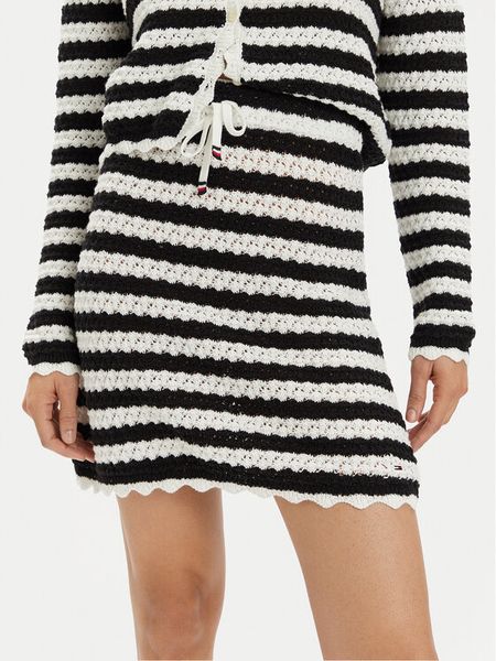 Tommy Jeans Spódnica ołówkowa DW0DW17961 Czarny Slim Fit. Czarne spódnice damskie Tommy Jeans, s, bez wzorów, z bawełny, ołówkowe. Za 269.99 zł.