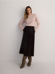 Sweter z ozdobną aplikacją - różowy. Czerwone swetry nierozpinane damskie Reserved, l, z aplikacjami, z dzianiny, bez kołnierzyka, bez ramiączek. W wyprzedaży za 59.99 zł.