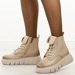 Beżowe botki damskie na platformie Potocki 19333. Brązowe botki damskie POTOCKI, na jesień, bez wzorów, z dzianiny, eleganckie, z okrągłym noskiem, bez obcasa, na platformie, bez zapięcia. W wyprzedaży za 203.15 zł.