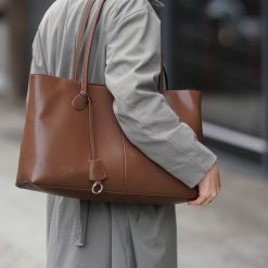 Shopper damski Solier FL37 Marlen c. brązowy. Brązowe shopperki damskie Solier, z aplikacjami, z materiału, na ramię, zdobione, bez dodatków. Za 329.00 zł.