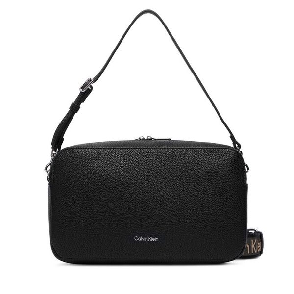 Torebka Calvin Klein. Czarne listonoszki damskie Calvin Klein, bez wzorów, bez dodatków. Za 440.99 zł.