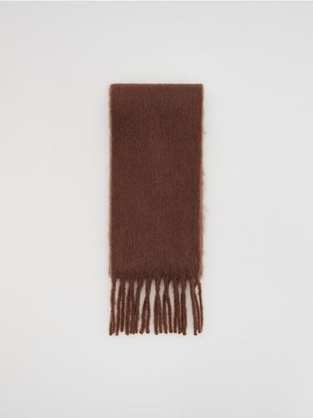 Gładki szalik z frędzlami - brązowy. Brązowe szaliki damskie Reserved, bez wzorów. W wyprzedaży za 49.99 zł.