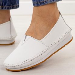 Białe skórzane półbuty damskie S.Barski 7051. Białe półbuty damskie S.BARSKI, na jesień, bez wzorów, z jeansu, casualowe, bez obcasa, na płaskiej podeszwie, bez zapięcia. Za 219.00 zł.