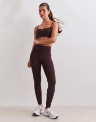 Damskie legginsy z wysokim stanem, squat proof, modelujące Sculpting Fit brązowe. Brązowe legginsy damskie Aim'n, bez wzorów, z materiału. Za 393.00 zł.