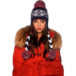 Czapka w zimowe wzory z warkoczami i pomponami LC115 granatowy. Niebieskie czapki damskie n/a, na zimę, bez wzorów. Za 79.90 zł.