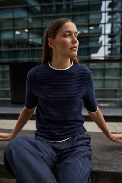 Sweter z krótkimi rękawami granatowy. Niebieskie swetry nierozpinane damskie MOODO, l, bez wzorów, z poliamidu, bez kołnierzyka, bez ramiączek. Za 99.99 zł.