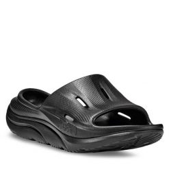 Klapki Hoka. Czarne klapki damskie HOKA, bez wzorów, sportowe, bez obcasa, bez zapięcia. Za 239.99 zł.