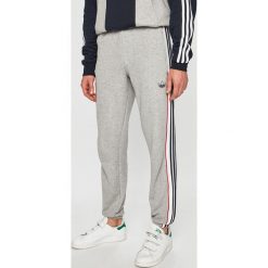Adidas Originals - Spodnie. Szare spodnie materiałowe męskie adidas Originals, bez wzorów, z bawełny. Za 269.90 zł.