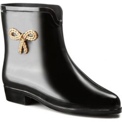 Kalosze MEL BY MELISSA - Mel Ankle Boot Sp Ad 30714 Black 01003. Czarne kalosze damskie Mel by Melissa, bez wzorów, z tworzywa sztucznego, bez zapięcia. W wyprzedaży za 119.00 zł.