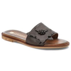 Klapki damskie Armodo, cholewka ze skóry naturalnej licowej z szerokim paskiem z przodu ozdobna aplikacja, brązowe, 40477. Brązowe klapki damskie Armodo, z aplikacjami, ze skóry, bez obcasa, bez zapięcia. Za 299.00 zł.