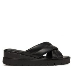 Klapki Tamaris. Czarne klapki damskie Tamaris, bez wzorów, bez obcasa, bez zapięcia. Za 189.99 zł.