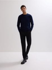 Wełniany sweter z dodatkiem kaszmiru - granatowy. Niebieskie swetry męskie Reserved, l, bez wzorów, z kaszmiru, bez kołnierzyka, bez ramiączek. Za 299.99 zł.