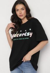 Czarny Oversizowy T-shirt z Napisem z Przodu i Gwiazdami na Plecach Ilanlith. Czarne t-shirty damskie Born2be, l, bez wzorów, z jeansu, klasyczne, bez kołnierzyka, bez ramiączek. Za 49.99 zł.