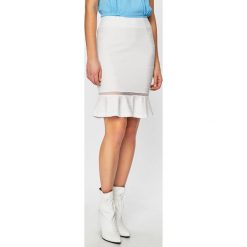 Guess Jeans - Spódnica Margherita. Białe spódnice damskie Guess Jeans, s, z aplikacjami, z dzianiny, midi, dopasowane. W wyprzedaży za 229.90 zł.
