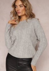 Szary Sweter z Okrągłym Dekoltem i Splotem w Warkocze Dawnitta. Szare swetry nierozpinane damskie Renee, bez wzorów, z dzianiny, casualowe, bez kołnierzyka, bez ramiączek. Za 79.99 zł.