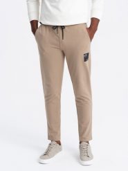 Spodnie męskie dresowe z logotypem – brązowe V3 OM-PASK-0167 - XXL. Brązowe spodnie sportowe męskie Ombre Clothing, l, bez wzorów, z bawełny. Za 131.99 zł.