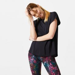 Koszulka fitness damska Domyos krótki rękaw. Czarne bluzki damskie DOMYOS, l, bez wzorów, z elastanu, sportowe, bez kołnierzyka, bez ramiączek. Za 59.99 zł.