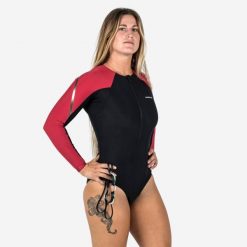 Strój jednoczęściowy pływacki damski Nabaiji Kamy Long długi rękaw. Czarne stroje kąpielowe damskie Decathlon, s, bez wzorów, z materiału. Za 149.99 zł.