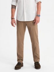 Męskie spodnie chino REGULAR FIT z delikatną strukturą – ciemnobeżowe V2 - Rozmiar: M. Brązowe eleganckie spodnie męskie Ombre Clothing, bez wzorów, z bawełny, klasyczne. W wyprzedaży za 254.99 zł.