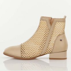 Beżowe wiosenne botki damskie na obcasie M.Daszyński Sa197-31. Brązowe botki damskie M.Daszyński, na jesień, w ażurowe wzory, z jeansu, boho, bez obcasa, na obcasie, bez zapięcia. Za 239.00 zł.