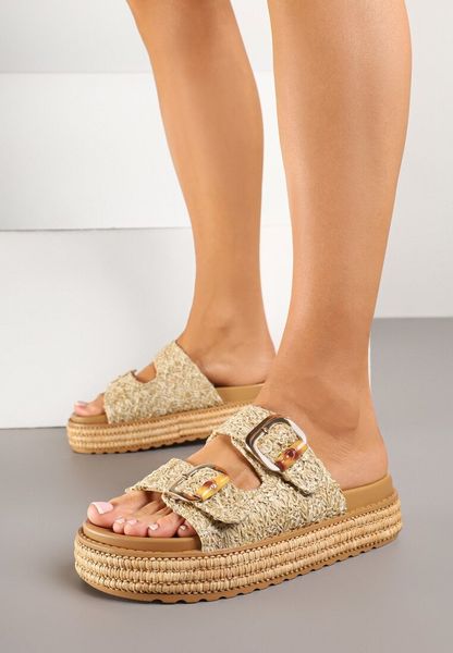 Beżowe Klapki na Platformie z Plecionki z Paskami z Klamrami Sonadwen. Brązowe klapki damskie Born2be, bez wzorów, z jeansu, klasyczne, bez obcasa, na platformie, bez zapięcia. Za 89.99 zł.