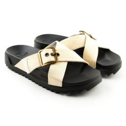 Klapki basenowe damskie Superdry Square Buckle. Białe klapki damskie Superdry, bez wzorów, bez obcasa, bez zapięcia. W wyprzedaży za 68.49 zł.