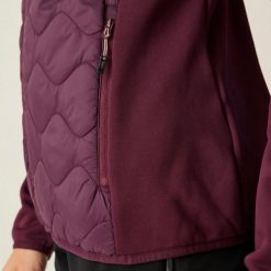 Damska kurtka z kapturem Dare 2B Torrek Flexy. Czerwone kurtki sportowe damskie Dare 2B, l, bez wzorów, z materiału, bez ramiączek, z kapturem, trekkingowe. Za 119.99 zł.