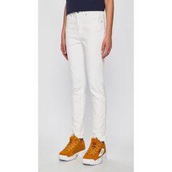 Levi's - Jeansy 721. Białe jeansy damskie Levi's®, bez wzorów, z bawełny, z podwyższonym stanem. W wyprzedaży za 239.90 zł.