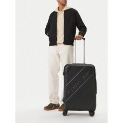 Walizka średnia Reebok. Czarne walizki damskie Reebok, bez wzorów, średnie. Za 319.99 zł.