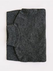 Sweter z wełną merino - ciemnoszary. Szare swetry męskie Reserved, l, bez wzorów, z dzianiny, bez kołnierzyka, bez ramiączek. Za 179.99 zł.