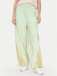 Adidas by Stella McCartney Spodnie dresowe JI5134 Zielony Loose Fit. Zielone spodnie dresowe damskie adidas by Stella McCartney, bez wzorów, z dresówki. Za 449.99 zł.
